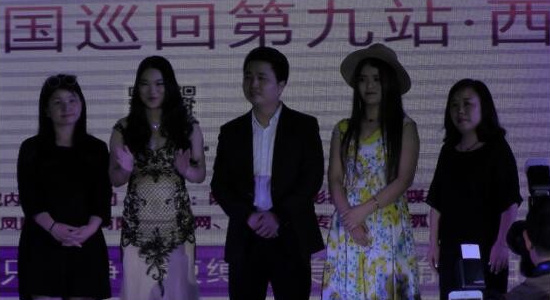 图为向大大领导合影